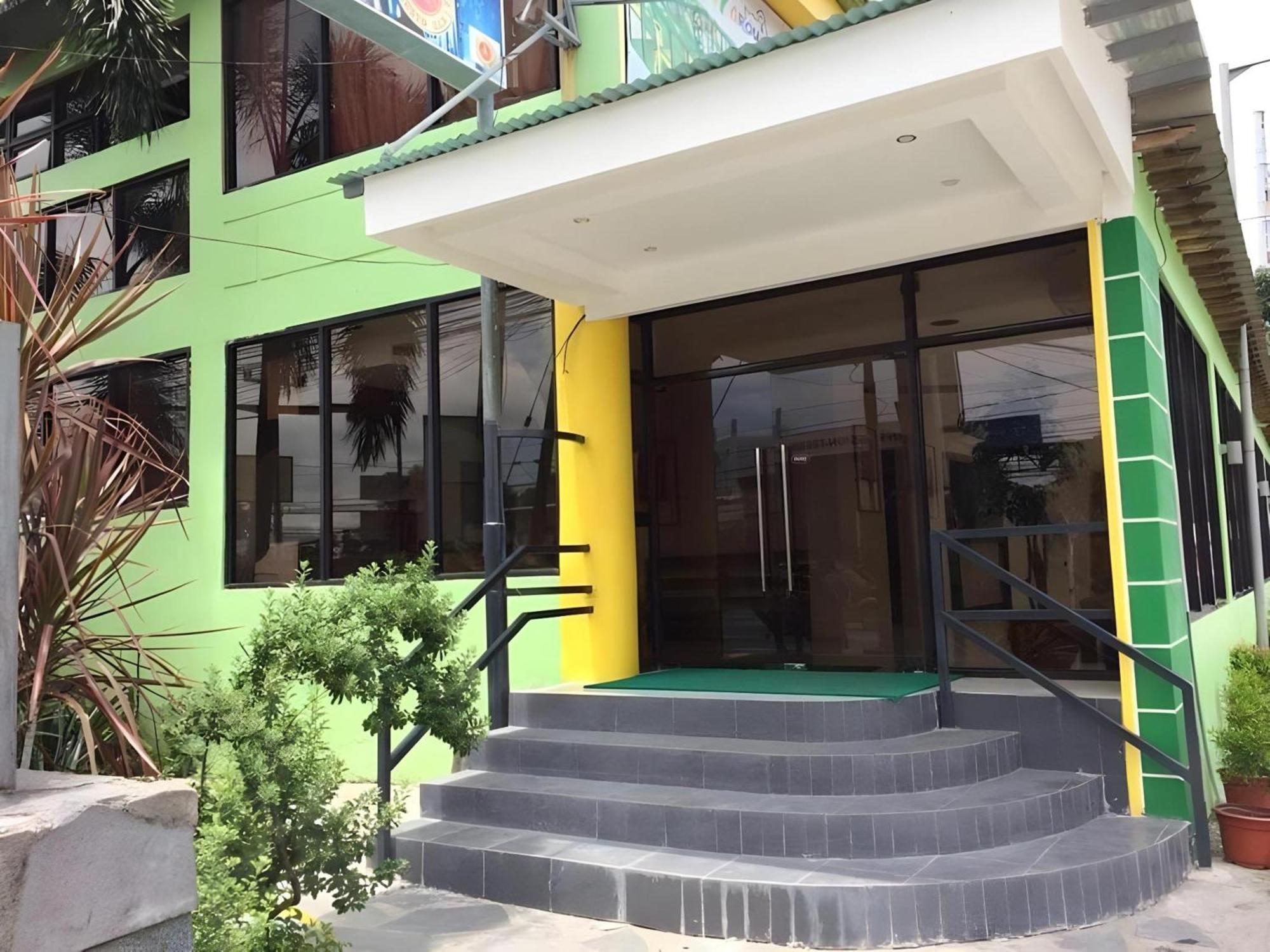 Oyo 195比南牧场酒店-员工已接种疫苗 Binan 外观 照片